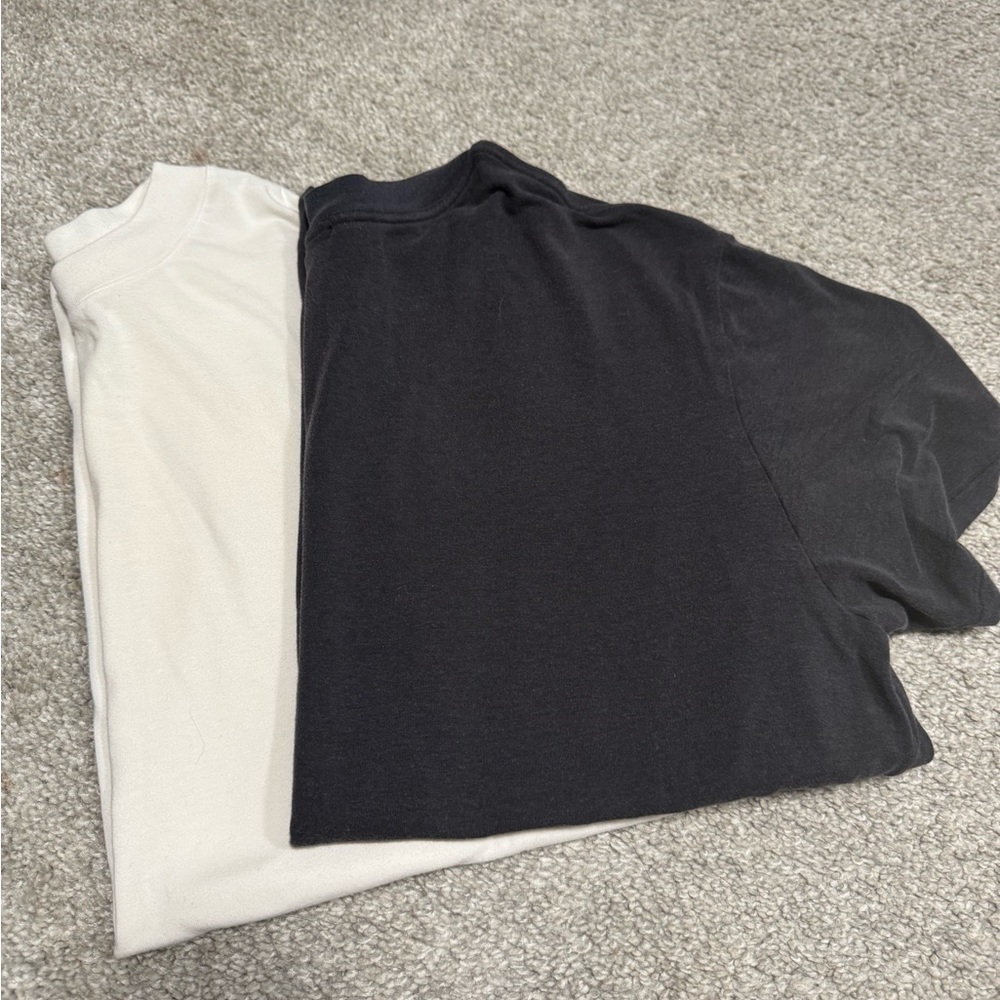SKIMS black and White T-Shirts 2 pack medium
